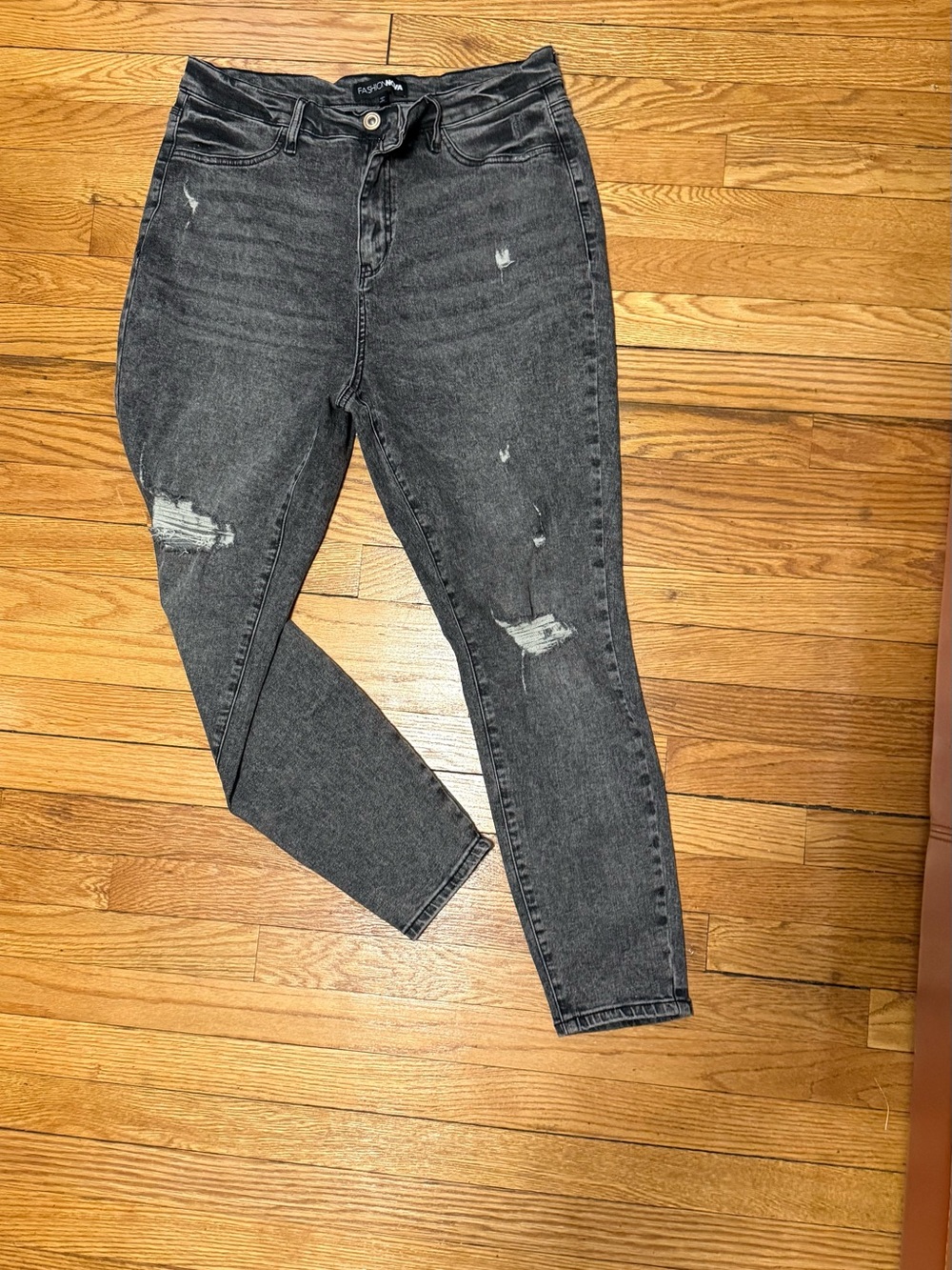 NWOT 🔥Fashion Nova Black Washed Stretch Skinny Jeans with Distressed Knees
